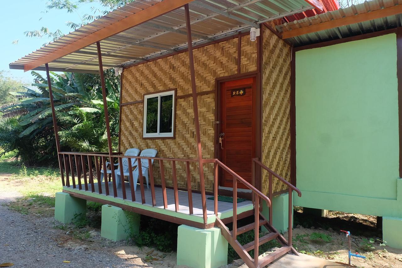 Khaosok Bamboo Huts Resort Khao Sok National Park ภายนอก รูปภาพ